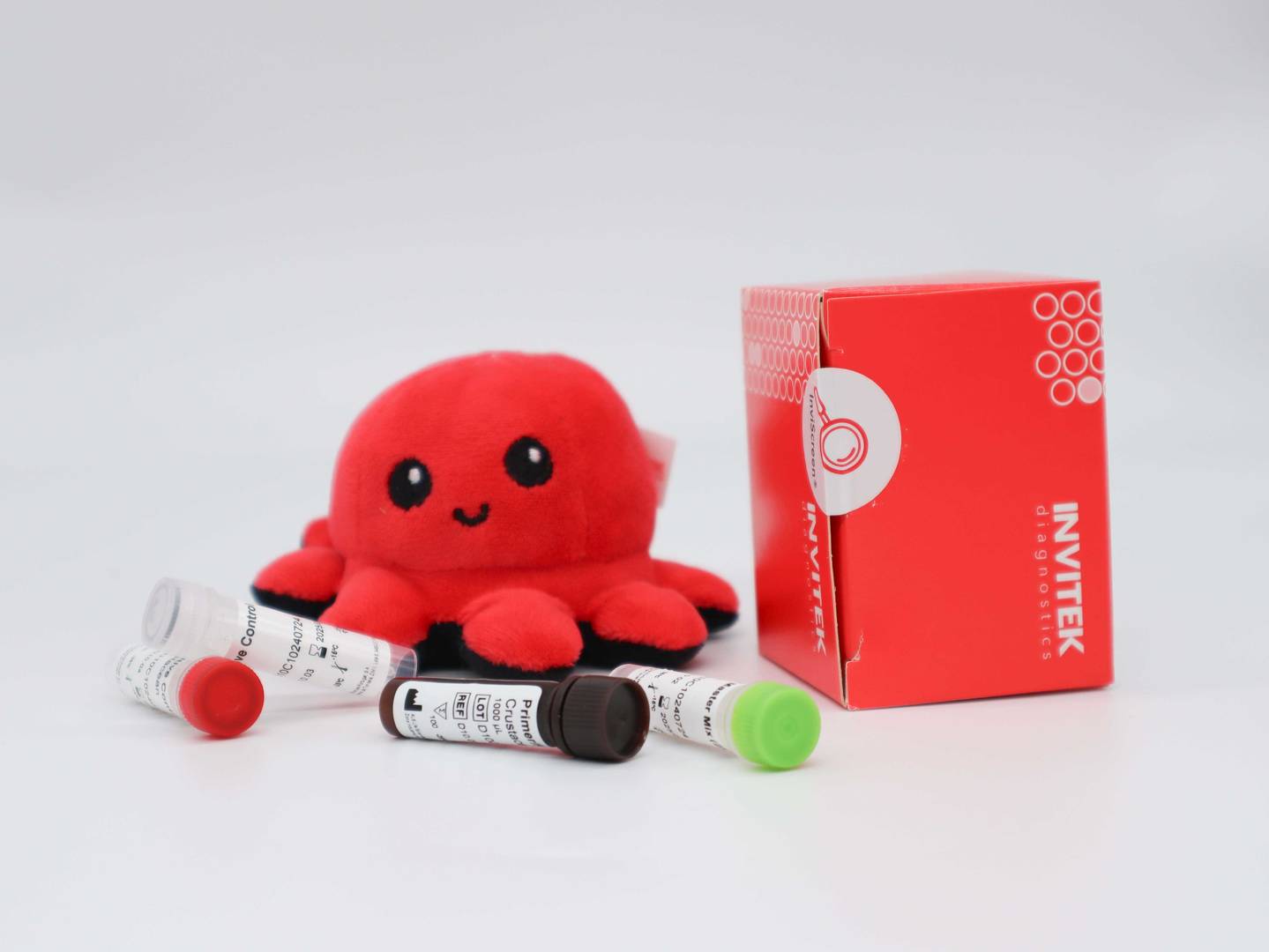 Box packaging of the InviScreen® SARS-CoV-2 RT-PCR Test for Surfaces with swab and reagent tubes.